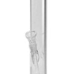 En cylinderformet bong i klart glas præsenterer sig med en glat, gennemsigtig overflade. Øverste del har en bred åbning, mens bunden er udstyret med en afrundet fod for stabilitet. Den har en indbygget perkolator og et rør, der fører til en lille skål. Ingen synlige logoer eller dekorationer pryder overfladen.