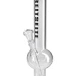 En stor bongs struktur er fremstillet af klart glas med en cylindrisk form. Den har en bred bund og en smal hals, der fører op til en åbning. Indvendigt er der et vandkammer, synligt gennem glasset. Bunden har en afrundet form, og der er en udtagelig skål med et hult håndtag. Overfladen er glat med en tydelig glans.