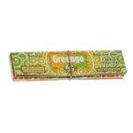 Greengo King Size Slim filtertips præsenterer sig i en pakke med en mat, hvid overflade og grøn tekst, der angiver produktnavnet. Filtertipsene har en slank, rektangulær form og er fremstillet af papir med en let tekstur. Der er synlige perforeringer langs kanten, og pakningen indeholder flere enheder, der er nemme at tage ud.