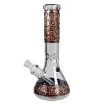 En håndmalet bong præsenterer sig med en kompleks steampunk-inspireret design. Overfladen er dekoreret med intrikate gear og metaldetaljer i nuancer af bronze og kobber. Den glasagtige krop har en klar, glat tekstur med farverige malerier, der skaber en kontrast til de metaliske elementer. Formen er slank og kurvet med en bred bund og en smal hals.