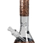 En stor, håndmalet steampunk-inspireret figur præsenterer komplekse gear og metaldele i forskellige nuancer af bronze og kobber. Overfladen er detaljeret med rustikke teksturer og skinnende refleksioner. Figurens ansigt har en mekanisk maske med linser og skrueelementer, mens kroppen er dekoreret med ledninger og ornamentale mønstre, der fremhæver den industrielle æstetik.