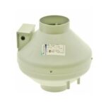 Luftventilator i metal med en cylindrisk form, malet i en grålig nuance. Ventilatoren har en diameter på 100 mm og en længde på 180 mm. Den er udstyret med et gitter foran, der beskytter rotorbladene. Flere monteringshuller ses langs kanten, og der er en elektrisk tilslutningskabel i en sort farve. Overfladen har en mat finish med enkelte skygger.