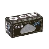 OCB King Size Slim papir ruller er præsenteret i en rektangulær pakke med en sort baggrund. Foran ses et hvidt OCB-logo i øverste venstre hjørne, mens teksten "King Size Slim" er synlig i en stilfuld skrifttype. Pakken indeholder en række tynde, transparente papirark, der er arrangeret pænt, hvilket giver et ordentligt og minimalistisk indtryk.
