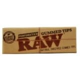 En pakke RAW - Gummed Tips Perforated viser unik brun tekst på en solbrun baggrund og leverer en autentisk og klassisk stemning.