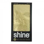 Et ark af guldpapir præget med 24 karat guld, hvilket giver en skinnende og reflekterende overflade. Papiret har en glat tekstur og en dyb, varm guldfarve. Det er skåret i en stor rektangulær form, der kan bruges til forskellige kreative projekter. Kanterne er skarpe og velafgørende, hvilket understreger papirets kvalitet.
