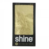 Et ark af guldpapir præget med 24 karat guld, hvilket giver en skinnende og reflekterende overflade. Papiret har en glat tekstur og en dyb, varm guldfarve. Det er skåret i en stor rektangulær form, der kan bruges til forskellige kreative projekter. Kanterne er skarpe og velafgørende, hvilket understreger papirets kvalitet.