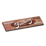 Alt tekst: "Brown XL King Size ublegede rygepapirer med hvid tekst" Beskrivelse: Dette produktbillede viser en pakke med brune, ekstra store (XL) King Size ublegede rygepapirer. Emballagen er prydet med hvid tekst, hvilket giver et rent og naturligt udtryk. Disse papirer er ideelle til cannabisforbrugere, der ønsker en renere rygningserfaring uden blegemidler eller tilsætningsstoffer. Derudover kan pakken også appellere til helseentusiaster, der foretrækker produkter fremstillet af naturlige materialer.