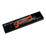 Sort pakke Rygning - Deluxe King Size Slanke rullepapir med et slående rødt logo.