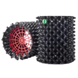 En rund, grøn plantekrukke i plast med en kapacitet på 5 liter. Overfladen har et glat og skinnende finish, mens bunden er perforeret med små huller til dræning. Krukken har en let konisk form og en bred åbning, hvilket gør den ideel til indendørs eller udendørs brug. Farven er ensartet og livlig.