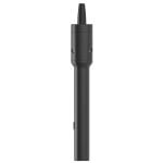 AirVape X vaporizer præsenterer et slankt, sort design med en mat overflade. En rektangulær form med afrundede kanter giver en ergonomisk greb. På fronten findes et digitalt skærm-display med temperaturindikator og knapper til justering. Lufthuller er synlige på siden, hvilket indikerer en effektiv luftstrøm. Materialet ser holdbart og let ud, hvilket bidrager til en mobil anvendelse.