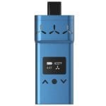 En kompakt vaporizer i en dyb blå farve med en glat, matte overflade. Den har en rektangulær form med afrundede kanter. Foran er der en digital skærm med tydelige tal og symboler, samt en enkelt knap til betjening. En lille ventilationsåbning er placeret på siden, hvilket giver en diskret og stilfuld fremtoning.