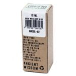 En lille, mørkeblå glasflaske med en sort skruelåg indeholder 10 ml æterisk olie. Flasken har en glat overflade og en etikette, der præsenterer produktnavnet og ingredienserne i hvid tekst. Baggrunden er lys, hvilket fremhæver flaskens dybe farve og detaljer. Et logo er synligt på etiketten, og flaskens form er enkel og elegant.