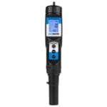 Et digitalt termometer med en sort, rektangulær krop og en stor, baggrundsbelyst LCD-skærm, der viser temperaturmålinger. Termometeret har en tilsluttet sensor med en metalprobe, der er lang og slank. Knappen til at tænde og slukke er placeret på siden, og enheden prydes af tydelige måleskalaer med Celsius- og Fahrenheit-indikatorer.