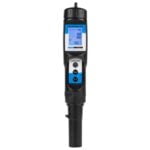 Aqua Master Tools pH- og temperaturmåler har en slank, aflang form med en mat, sort plastikoverflade. Displayet viser tydelige, digitale tal i hvid på en sort baggrund. Der er to knapper under displayet, en til pH og en til temperaturindstilling. Sonden er lang og cylindrisk med en metalspids. En fleksibel ledning forbinder sonden til måleren.