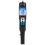 Aqua Master Tools pH- og temperaturmåler har en slank, aflang form med en mat, sort plastikoverflade. Displayet viser tydelige, digitale tal i hvid på en sort baggrund. Der er to knapper under displayet, en til pH og en til temperaturindstilling. Sonden er lang og cylindrisk med en metalspids. En fleksibel ledning forbinder sonden til måleren.