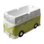 Et askebæger i form af en klassisk Volkswagen bus præsenterer sig i en lys grøn nuance. Bægeret er fremstillet af keramik med glat overflade og let skinnende finish. Det har detaljer som runde hjul og vinduer, der er indgraveret i materialet. Askebægeret har en bred, flad bund og en dyb skål til aske.