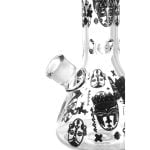 En høj, cylindrisk glasbeholder med en klar og glat overflade. Beholderen har en bred åbning og tynde vægge, der skaber en let og elegant profil. Øverste kant er let afrundet, hvilket tilføjer et blødt udtryk. Indholdet, en lysende, farverig væske, reflekterer lyset og skaber en glitrende effekt, mens bunden er flad og stabil.