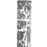 En høj, transparent beaker med en glat overflade og en let svagt grønlig nuance. Beakeren har en cylindrisk form med en bredere bund og en smalere åbning. Den er dekoreret med detaljerede, gyldne hieroglyffer, der løber langs siderne. Øverste kant er let afrundet, og der er en tydelig gradueringsskala på indersiden, der angiver volumen.