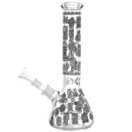 En transparent glasbeholder med en cylindrisk form pryder overfladen. Den har en glat tekstur, der reflekterer lys og skaber glimtende effekter. Beholderens top er udstyret med en bred åbning, mens den bundne del er let afrundet. Farven skifter fra klar til en gylden nuance, der minder om sollys, og giver en varm atmosfære.