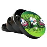 En metal grinder med et skeletdesign præsenteres i en sølvfarvet finish. Den har en rund form med en diameter på 50 mm og tydelige, skarpe tænder på indersiden til formaling. Overfladen er glat med en let reflekterende kvalitet. Mønsteret af knogler og skeletter er indgraveret, hvilket giver et unikt udtryk. Kanten er let bølget for ekstra greb.
