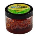En pakke med farverig indpakning præsenterer sig i nuancer af lys gul og grøn. Foran er der et logo med teksten "Bigg Ice Rockz", mens en illustration af en citrontorte pryder designet. Indpakningen har en glat tekstur og er dekoreret med små, stiliserede isterninger. Nederst findes information om vægten, "120 gram", i en tydelig skrifttype.