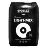 En pose med jord af typen Light Mix fra Biobizz præsenteres. Den er lavet af en glat, plastisk materialetype med en dominerende grøn farve, prydet med hvid tekst. Teksten angiver produktnavnet og specifikationer i en moderne skrifttype. Posen er lukket med en praktisk, foldbar top, der gør det nemt at åbne og lukke. Mønstret er enkelt og funktionelt.