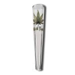 Et sort glas chillum med en længde på 150 mm præsenterer sig med en glat, skinnende overflade, der reflekterer lys. Chillumens form er cylindrisk med en let udvidelse i den ene ende, hvor der er en indvendig konisk åbning. Overfladen er prydet med subtile, mørkegrønne bladmønstre, der tilføjer tekstur og dybde.