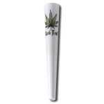 Et hvidt glas chillum med en glat overflade og en længde på 230 mm præsenterer sig med en buet form. Den øverste del har en sort bladformet dekoration, der tilføjer kontrast. Chillum har en bred åbning i den ene ende og en smalere i den anden, hvilket skaber en harmonisk balance mellem funktionalitet og design.