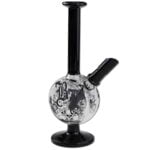 En sort olie dabber med en længde på 22 cm præsenterer sig med en glat, skinnende overflade. Håndtaget har en let buet form, mens spidsen er flad og bred. Der ses fine detaljer i strukturen, som giver en elegant og moderne æstetik. Der er ingen synlige mærker eller indgraveringer, hvilket fremhæver det minimalistiske design.