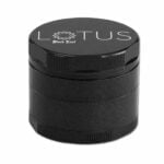En sort krydderkværn med en diameter på 53 mm, fremstillet af metal med en mat overflade. Kværnen har en rund form med en flad bund og en let buet top. Den er dekoreret med et stiliseret lotusbladmønster, som er indgraveret i overfladen. Kværnen har en skruelås og en praktisk gribeflade for nem åbning og lukning.