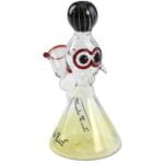 En mørk, glinsende bong i glas præsenterer sig med en slank, cylindrisk form. Den har en dyb sort farve med subtile grønne nuancer. Øverst er der en bredere del, der smalner ind mod bunden. En buet, gennemsigtig slange sidder tilkoblet, og en lille, rund skål til tilførsel af materiale er placeret ved siden af. Overfladen har en glat tekstur.