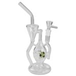 En sort bongs struktur er præget af glat, blød glas med en let buet form. Den har en cylinderformet krop, der taper mod toppen, hvor en bred åbning findes. En lille, hængende skål placeres på siden, og der er en gennemskinnelig slange, der tilslutter sig bunden. Overfladen er blank med subtile reflektioner, der fremhæver designets enkelhed.