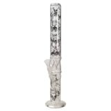 Et dekorativt kranium prydet med sorte blade, der snor sig elegant omkring dets overflade. Det matte sort skaber en dramatisk kontrast til de detaljerede, let skinnende bladformer, som har en naturlig, organisk tekstur. Kraniet har skarpe konturer og dybe hulrum, hvilket fremhæver dets unikke design og kunstneriske udtryk.