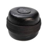 En sort, bladformet genstand pryder en lys baggrund. Genstanden har en glat overflade med en subtil, blank finish, der fanger lyset. Kanterne er let buede, hvilket giver et organiskt udtryk. Der er fine detaljer og en let struktur, der tilføjer dybde. Den sorte farve skaber en skarp kontrast til omgivelserne.