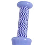 En dabb rig i klart glas pryder en sort og hvid stribet base. Den har en rørformet, buet hals, der fører til en rund skål. Skålen er dekoreret med blå detaljer og har en let opadgående kant. Nederst er der en bred fod, som sikrer stabilitet. Materialet har en glat, gennemsigtig overflade, der fremhæver de indre strukturer.
