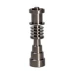 En sort titanium negle med en glat overflade præsenterer sig i en cylindrisk form. Den har en konisk spids, der gradvist udvider sig til en bredere base. Overfladen viser en let metallisk glans, mens kanterne er skarpe og præcise. Der er synlige markerede linjer, som indikerer en universal pasform til en 16 mm coil.