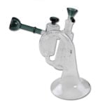 En sort, bladvformet waterpipe i genbrugsplast med en højde på 20 cm. Den har en glat overflade og en buet hals, der ender i en bred åbning. Nederst er der en fyldig base, der giver stabilitet. En metal skål er placeret på siden, og en transparent slange er tilsluttet, hvilket tilføjer funktionalitet til designet.