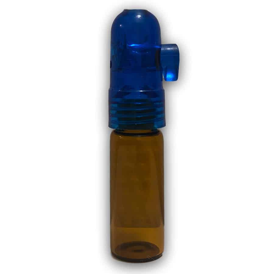 En blå blaster fremstår med en glat, skinnende overflade, der reflekterer lys. Den runde form måler 70 mm i diameter. Materialet kombinerer glas og plastik, hvilket giver en let gennemsigtighed. Kanten er jævnt afrundet, og der er en subtil, ensartet struktur på overfladen, der tilføjer dybde til det visuelle indtryk.