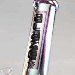 En gennemsigtig bong med en slank, cylindrisk form, der måler 35 cm i højden. Den har en farverig LED-belysning, der lyser op i forskellige nuancer, hvilket skaber et visuelt indtryk af bevægelse. Materialet er klart glas, og bongen har en bred fod for stabilitet samt en krum, afrundet top. Detaljer som en perkolator og et skålformet indhold bidrager til designet.