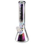En transparent bong i klart glas måler 35 cm i højden. Den har en slank, cylindrisk form med en bredere bund, der giver stabilitet. Farverige LED-lamper lyser op i bunden og skaber et blødt skær. En afrundet mundstykke og en indbygget vandkammer er synlige, og der er en lille skål til urter.