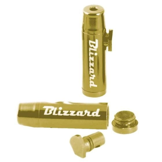 Blizzard Blaster Sniffer præsenterer en gylden metaloverflade med en glat finish, der reflekterer lys. Den har en ergonomisk form med afrundede kanter og en tydelig, sort knap i midten. Detaljer som små, præcise indgraveringer og et moderne design bidrager til objektets visuelle tiltrækning. Baggrunden er neutral og fremhæver den gyldne nuance.
