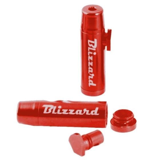 En rød sniffer med en glat, skinnende overflade præget af en robust, ergonomisk form. Den har en lang, cylindrisk krop med en flad bund, der giver stabilitet. Forenden findes en rund åbning, mens bagsiden har en håndtag, der gør det nemt at holde. Overfladen er dekoreret med enkle linjer og et logo.