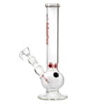 En rød bouncebold med en diameter på 32 cm præsenterer sig med en glat, skinnende overflade. Boldens form er perfekt rund, og den er udstyret med en lille ventil, der er placeret tæt på boldens nederste del. Farven er ensartet og livlig, hvilket giver et energisk indtryk. Bolden er designet til at være let og fleksibel.