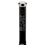 En sort bong i klart glas med en højde på 45 cm præsenterer sig med en slank, cylindrisk form. Den har en bred fod, der giver stabilitet, og en buet hals, der afsluttes med et mundstykke. Indvendigt er der et perkolator-system, der skaber bobler. Overfladen er glat med en let refleksion, og der er en lille åbning til tilslutning af en skål.