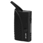 En kompakt vaporizer præsenterer sig i en dyb sort farve med en mat overflade, der fremhæver de bløde konturer. En digital skærm viser tydelige tal og symboler, mens en enkelt knap er placeret på en side. En silikoneledning snor sig elegant fra toppen, og ventilationsåbninger er diskret placeret på enheden, hvilket sikrer en strømlinet æstetik.