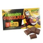 En pakke med mælkechokolade prydet med grønne cannabisblade i et gentagende mønster. Chokoladeoverfladen er glat og skinnende, mens emballagen har en lys baggrund, der fremhæver de mørkegrønne elementer. I nederste del ses teksten "Cannabis Airlines" i en moderne skrifttype. Farverne er harmoniske med en kombination af chokoladebrune og grønne nuancer.