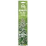 Cannabis røgelsespinde præsenteres i en række med en dyb grøn farve, der minder om tørrede cannabisblade. Pindene er slanke og cylindrisk formede med en rug overflade, der indeholder små, mørkere grønne og brune nuancer. Den naturlige tekstur fremhæver det organiske materiale, mens den let bølgede struktur tilføjer en vis dynamik.