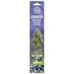 En samling af røgelsespinde er arrangeret på en flad overflade, omgivet af tørrede cannabisblade, der har en dyb grøn farve med lette brunlige nuancer. Der er også friske blåbær, som tilføjer en dyb blå farve og en rund form. Teksturen på bladene er ru, mens røgelsespindene er glatte og cylindriske, hvilket skaber kontrast i materialerne.