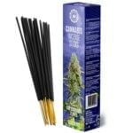 Cannabis røgelsespinde præsenteres sammen med tørrede cannabisblade, som har en grønlig farve med lette brunlige nuancer. Blade er klippet i uregelmæssige former og viser en tydelig venetiansk struktur. I midten ses blåbær, der tilfører en dyb blå farve og en glat tekstur. Elementerne er arrangeret på en neutral baggrund, der fremhæver deres naturlige skønhed.