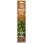 Cannabisrøgelsespinde præsenteres i en gruppe, omkranset af tørrede cannabisblade. Farverne spænder fra dyb grøn til brun, med en glat overflade og let skinnende tekstur. En mørk chokoladeblok er placeret ved siden af, med en glat, glansfuld overflade og en rig, mørkebrun farve. Arrangeringen giver en harmonisk og naturlig komposition.